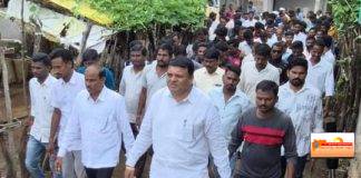 नापिकीच्या भीतीने मृत्यूला कवटाळलेल्या सदाराम मडावी यांच्या कुटुंबाला शिवसेना (उद्धव बाळासाहेब ठाकरे) पक्षाचा आधार… शेतकऱ्याच्या कुटुंबाला अरविंद कात्रटवार यांच्या वतीने आर्थिक मदत.