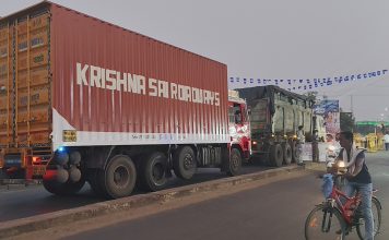 जिल्हाधिकाऱ्यांचे आदेश धाब्यावर! आंबेडकर जयंतीत वाहतूक निर्बंधांकडे दुर्लक्ष; विचारणा करताच 1 तासात अवजड वाहतूक थांबली…तरी ही चोख बंदोबस्त वापरल्यामुळे पोलिसांचे कौतुकच…