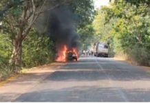 रोड वर अचानक पेटली, मोठा अनर्थ टळला; सैनिकी शाळेच्या परीक्षेला जाताना कारला भीषण आग, चालक व मुलगा थोडक्यात बचावले…