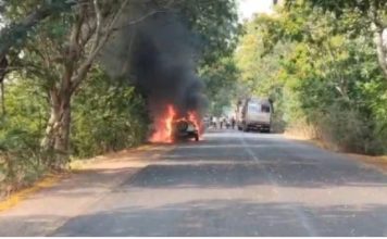 रोड वर अचानक कार पेटली, मोठा अनर्थ टळला; सैनिकी शाळेच्या परीक्षेला जाताना कारला भीषण आग, चालक व मुलगा थोडक्यात बचावले…