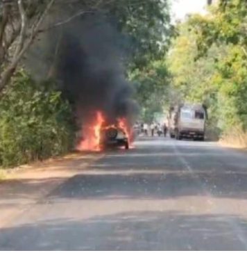 रोड वर अचानक कार पेटली, मोठा अनर्थ टळला; सैनिकी शाळेच्या परीक्षेला जाताना कारला भीषण आग, चालक व मुलगा थोडक्यात बचावले…