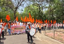 गडचिरोलीत सार्वजनिक बांधकाम विभागाविरोधात संताप उसळला…भ्रष्टाचाराच्या आरोपांवर ‘डफरे बजाओ’ आंदोलन; कार्यकारी अभियंता सुरेश साखरवाडे यांच्या निलंबनाची मागणी…