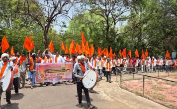 गडचिरोलीत सार्वजनिक बांधकाम विभागाविरोधात संताप उसळला…भ्रष्टाचाराच्या आरोपांवर ‘डफरे बजाओ’ आंदोलन; कार्यकारी अभियंता सुरेश साखरवाडे यांच्या निलंबनाची मागणी…