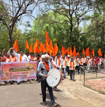 गडचिरोलीत सार्वजनिक बांधकाम विभागाविरोधात संताप उसळला…भ्रष्टाचाराच्या आरोपांवर ‘डफरे बजाओ’ आंदोलन; कार्यकारी अभियंता सुरेश साखरवाडे यांच्या निलंबनाची मागणी…