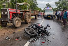 भरधाव ट्रॅक्टरची दुचाकीला जोरदार धडक! गावाकडे परतणाऱ्या दाम्पत्याचा मृत्यू; नात्यातील तरुण गंभीर..