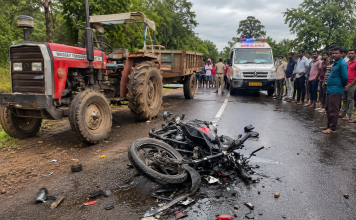 भरधाव ट्रॅक्टरची दुचाकीला जोरदार धडक! गावाकडे परतणाऱ्या दाम्पत्याचा मृत्यू; नात्यातील तरुण गंभीर..