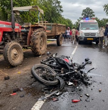 भरधाव ट्रॅक्टरची दुचाकीला जोरदार धडक! गावाकडे परतणाऱ्या दाम्पत्याचा मृत्यू; नात्यातील तरुण गंभीर..