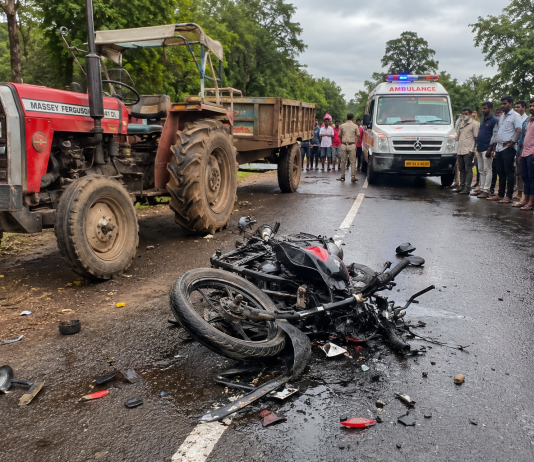 भरधाव ट्रॅक्टरची दुचाकीला जोरदार धडक! गावाकडे परतणाऱ्या दाम्पत्याचा मृत्यू; नात्यातील तरुण गंभीर..