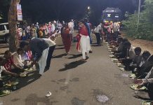 जिल्हाधिकारी कार्यालयासमोर शेतकऱ्यांच्या पंगती; न्यायाच्या लढ्यात रस्त्यावर जेवणारा बळीराजा, आंदोलनाला वकील व वैद्यकीय संघाचा पाठिंबा…