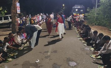 जिल्हाधिकारी कार्यालयासमोर शेतकऱ्यांच्या पंगती; न्यायाच्या लढ्यात रस्त्यावर जेवणारा बळीराजा, आंदोलनाला वकील व वैद्यकीय संघाचा पाठिंबा…