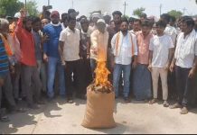 धान खरेदी केंद्रांच्या विलंबाने शेतकऱ्यांचा उद्रेक; राष्ट्रीय महामार्ग रोखत धानाच्या पोत्यांना लावली आग… शासनाविरोधात तीव्र संताप…