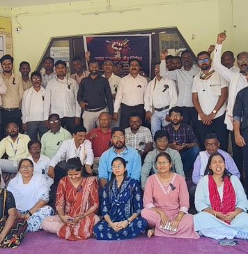 अहेरीतील कर अधिकाऱ्यावर जीवघेणा हल्ला; जिल्हाभरातील नगरपालिका-नगरपंचायत कर्मचाऱ्यांचा कामबंद एल्गार…आरोपींवर कठोर कारवाईची मागणी; ९ नगरपंचायती व ३ नगरपरिषदांमधील कर्मचारी आंदोलनात सहभागी…
